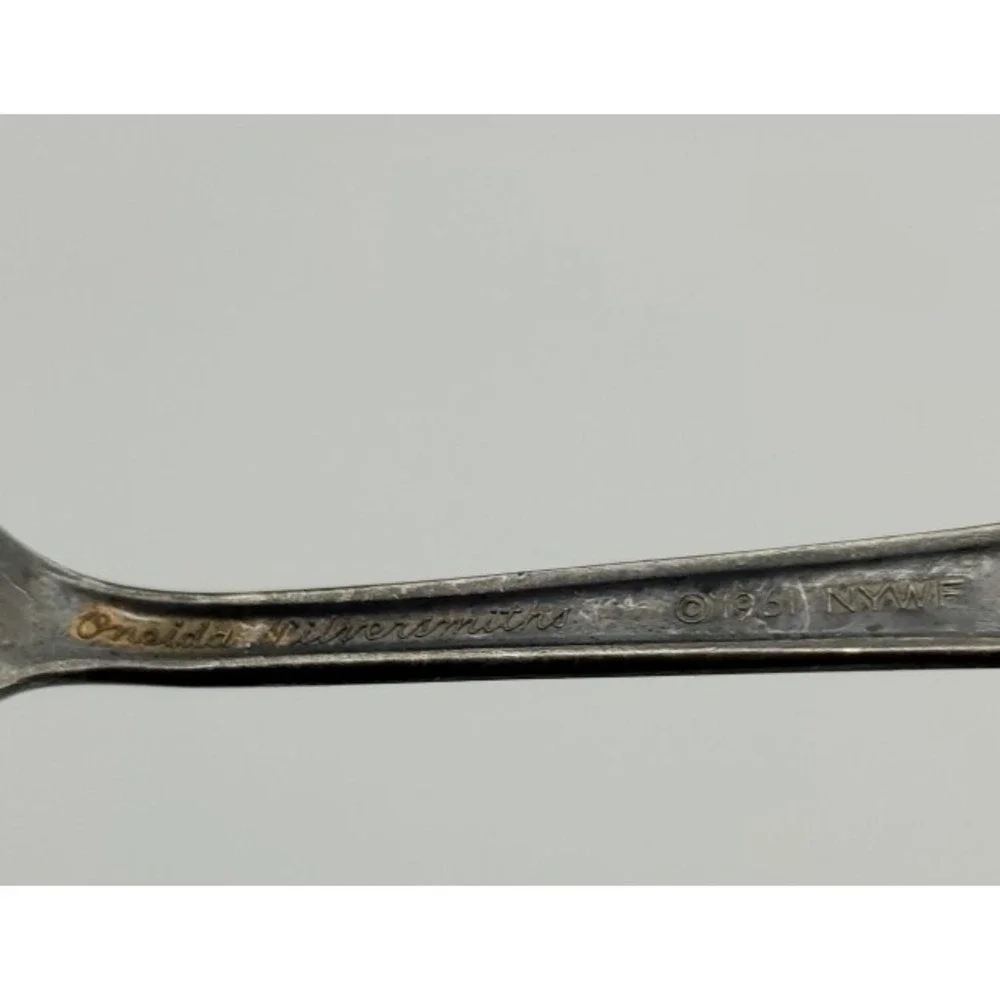 Vtg Oneida Silversmiths New York World's Fair 1964 Souvenir Spoon 3.75in tarnish